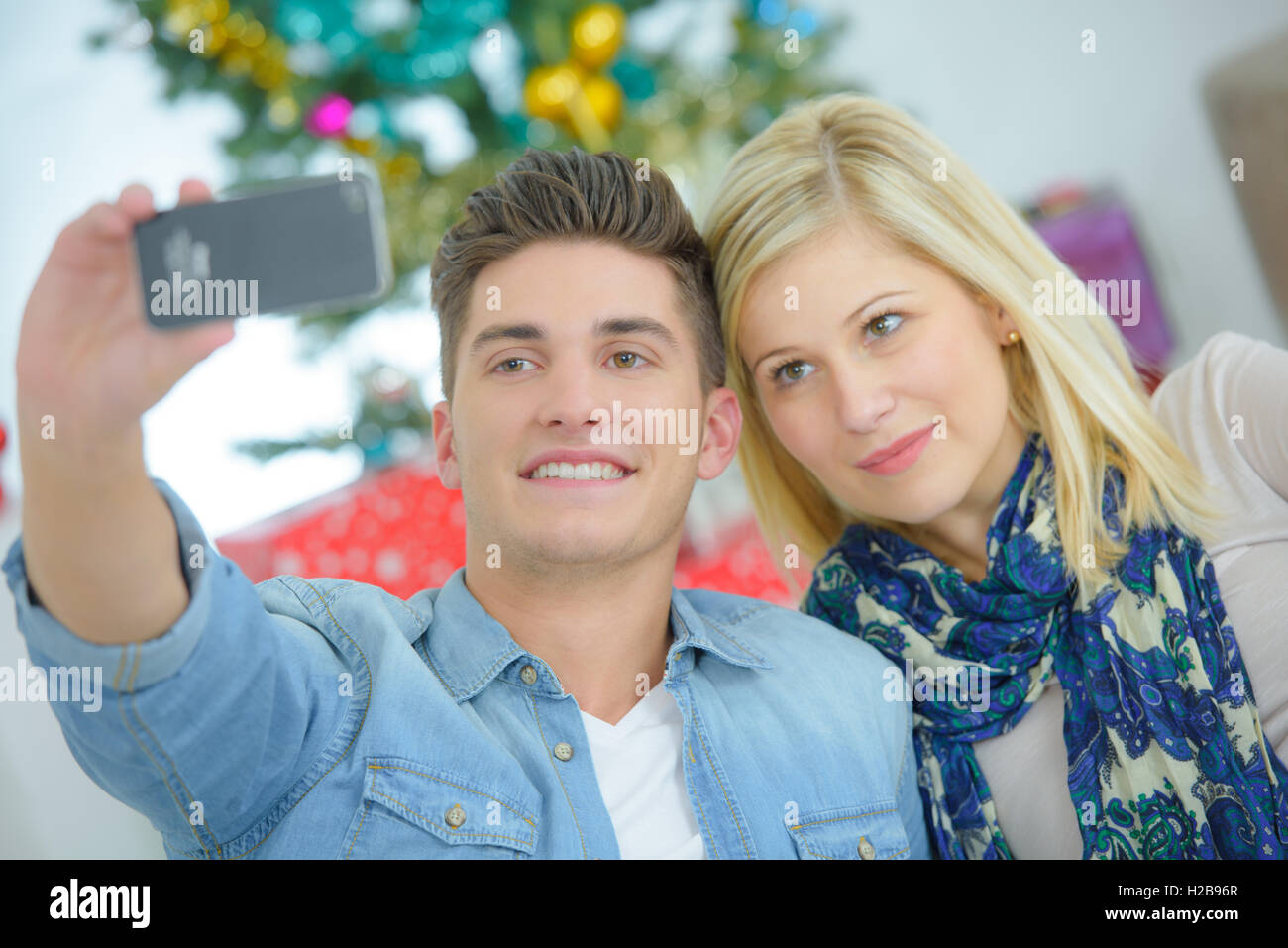 Junges Paar nehmen Selfie mit Handy Stockfoto