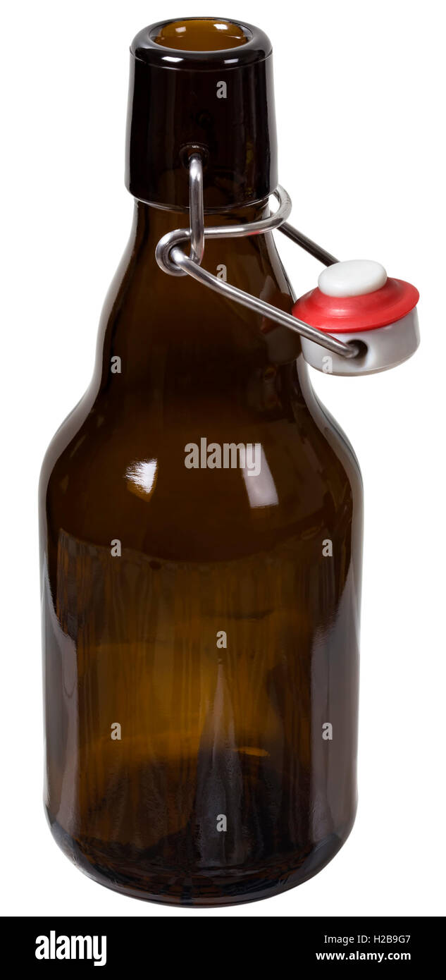 Leere Glasflasche mit offener Kappe mit Metalldraht über dem weißen Hintergrund isoliert halten. Clipping-Pfad enthalten. Das Bild Stockfoto