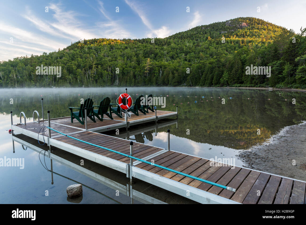 Mount Jo erhebt sich über dem Herzen See dock an einem nebligen Morgen in den Adirondacks in der Nähe von Lake Placid, New York und Umgebung: High Peaks Stockfoto