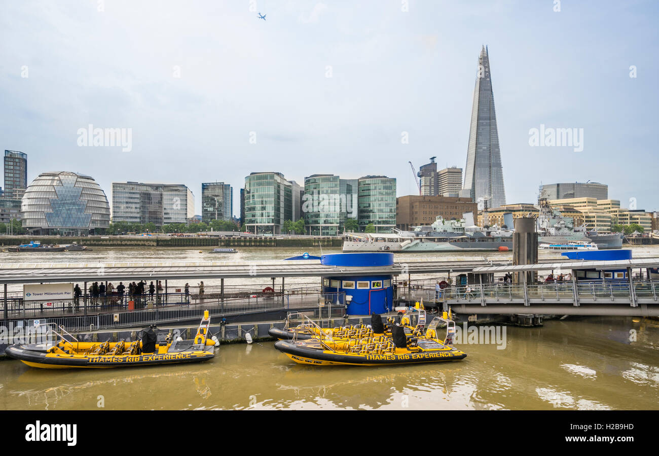 Großbritannien, England, London, Tower Pier und Themse mit Blick auf den Ufern des Flusses Southwark mit Rathaus Stockfoto