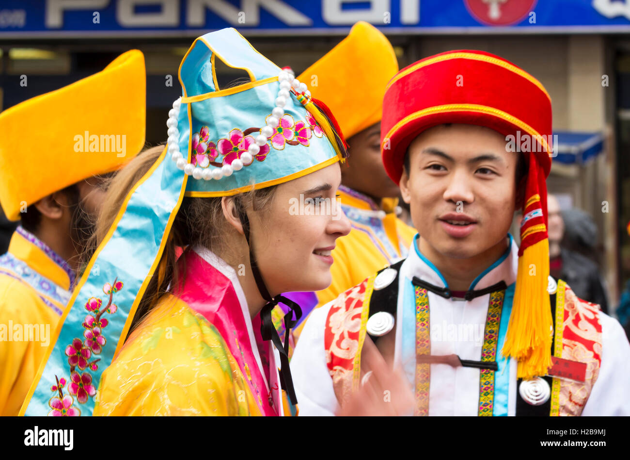 Paris, Frankreich-Februar 14, 2016: Die unbekannte Teilnehmer auf traditionelle Chinesische Neujahrsparade in Paris, Frankreich. Stockfoto