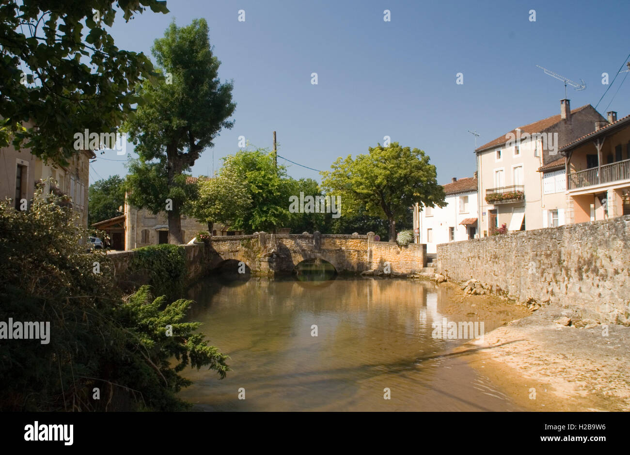 Stream in La Lot (Fluss Lot) Stockfoto