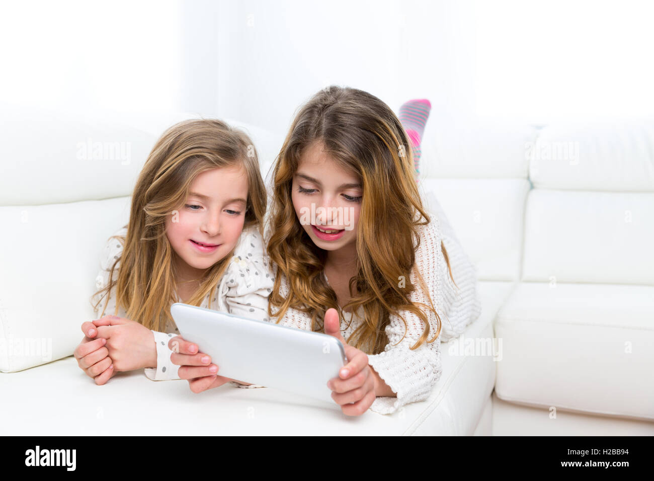 Freunde Kinder Kind Mädchen spielen zusammen mit TabletPC Stockfoto