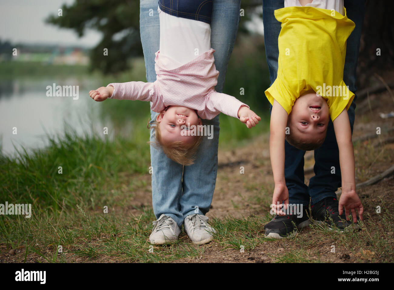 Mutter und Vater hält Kinder auf den Kopf gestellt Stockfoto