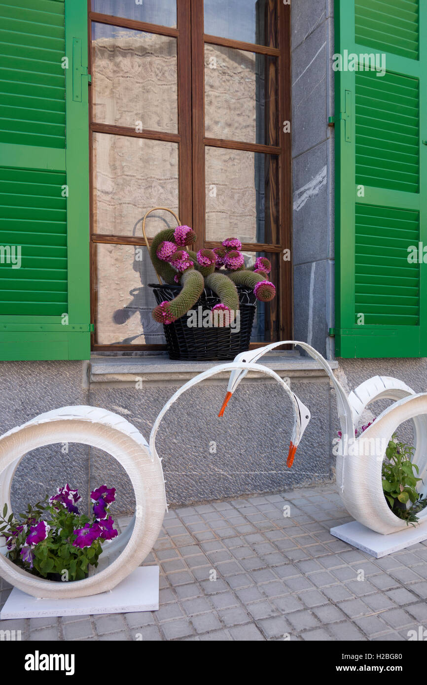 Recycelten Reifen als Blumentöpfe verwendet. Stockfoto