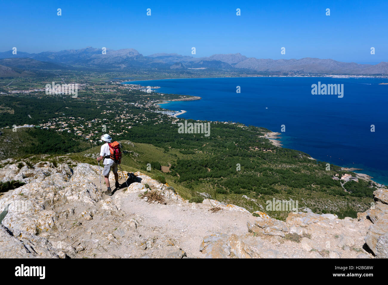 Trekker betrachten die Aussicht vom Atalaya de Alcudia. Insel Mallorca. Spanien Stockfoto