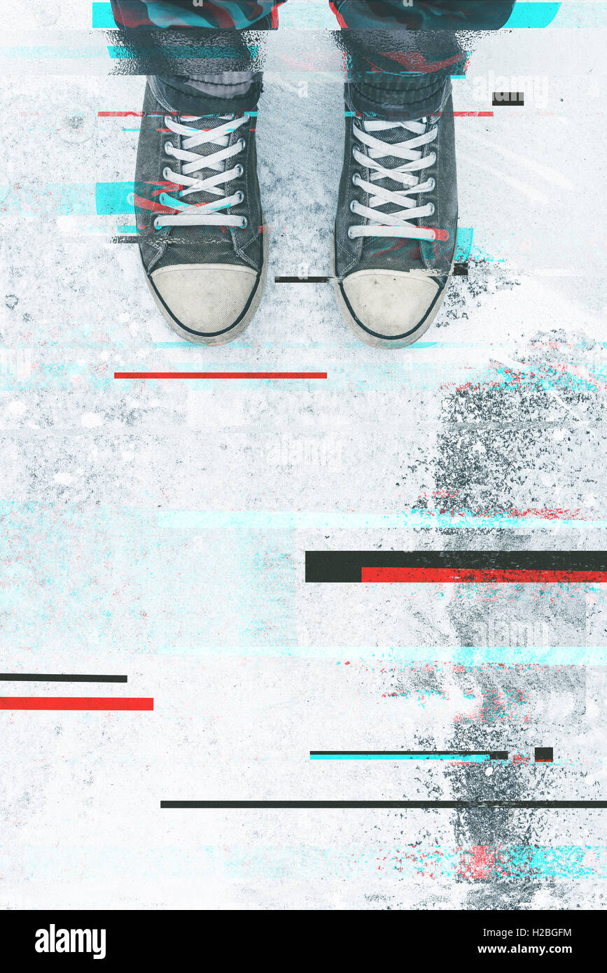 Sneaker auf Asphalt mit digitalen Glitch Wirkung, jungen Erwachsenen Mann auf Betonboden Stockfoto