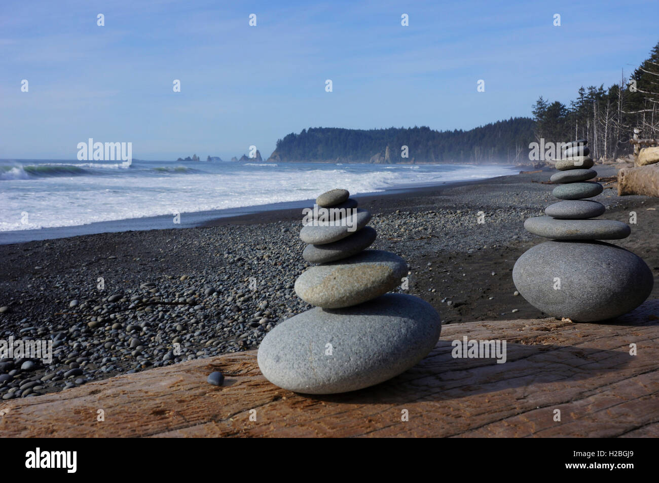 Rock-Cairns gestapelt entlang Rialto Beach im Olympic National Park in der Nähe von Lake Crescent, Washington. Stockfoto