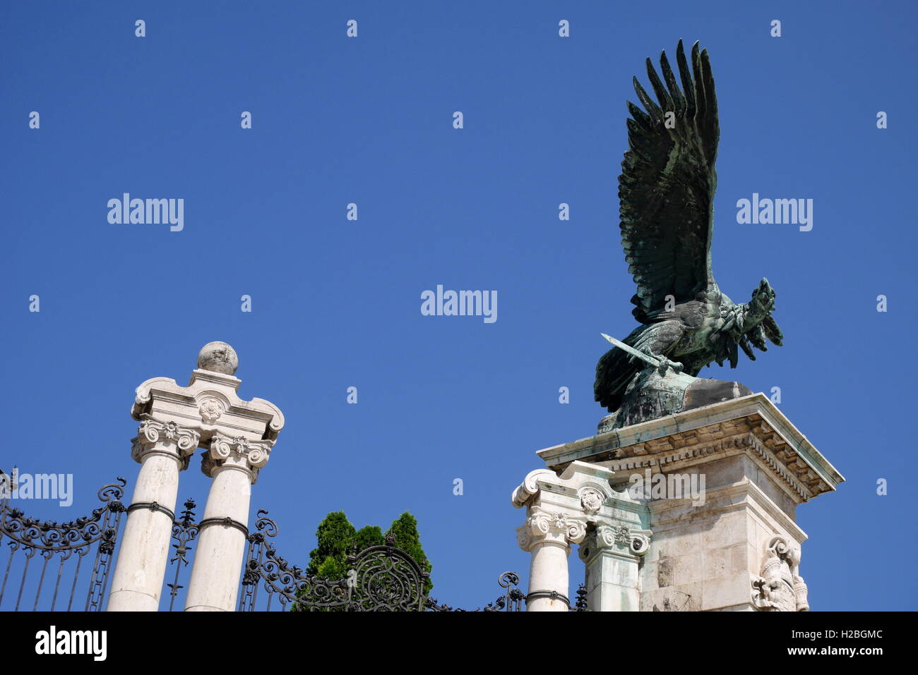 Statue des mythischen Vogels Turul, an die Habsburger Stufen zum Königspalast, Burgviertel, Budapest, Ungarn Stockfoto