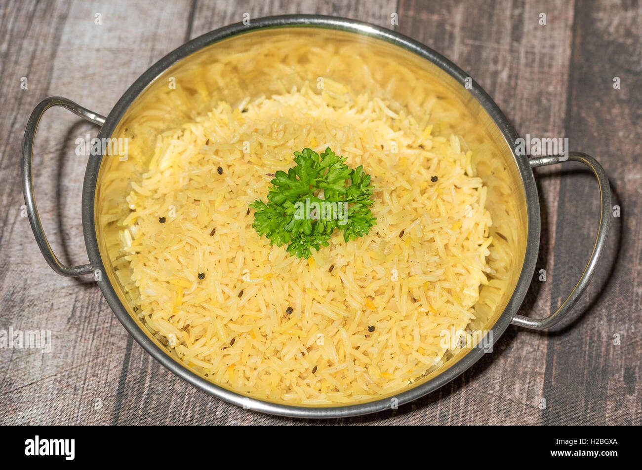 Aromatische Basmati-Reis gewürzt mit Kreuzkümmel, Kardamom, Fenchelsamen, Nelken und Safran Stockfoto