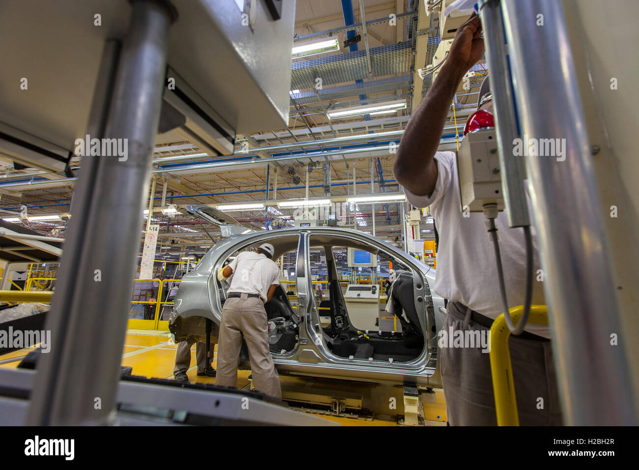 Automobil-Industriearbeiter - Montagelinie bei Nissan Resende-Fabrik in Brasilien. Stockfoto