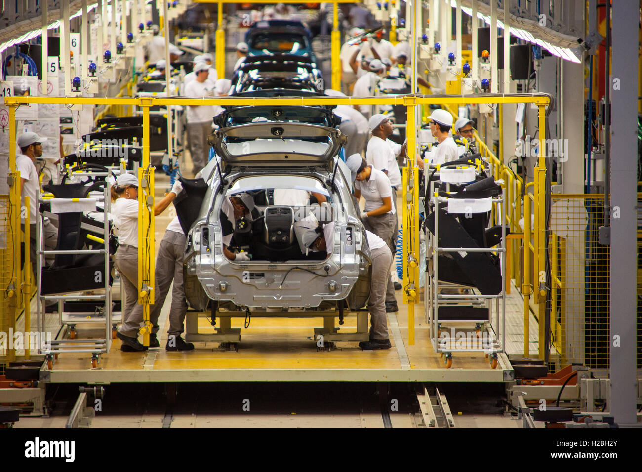 Automobil-Industriearbeiter - Montagelinie bei Nissan Resende-Fabrik in Brasilien. Stockfoto