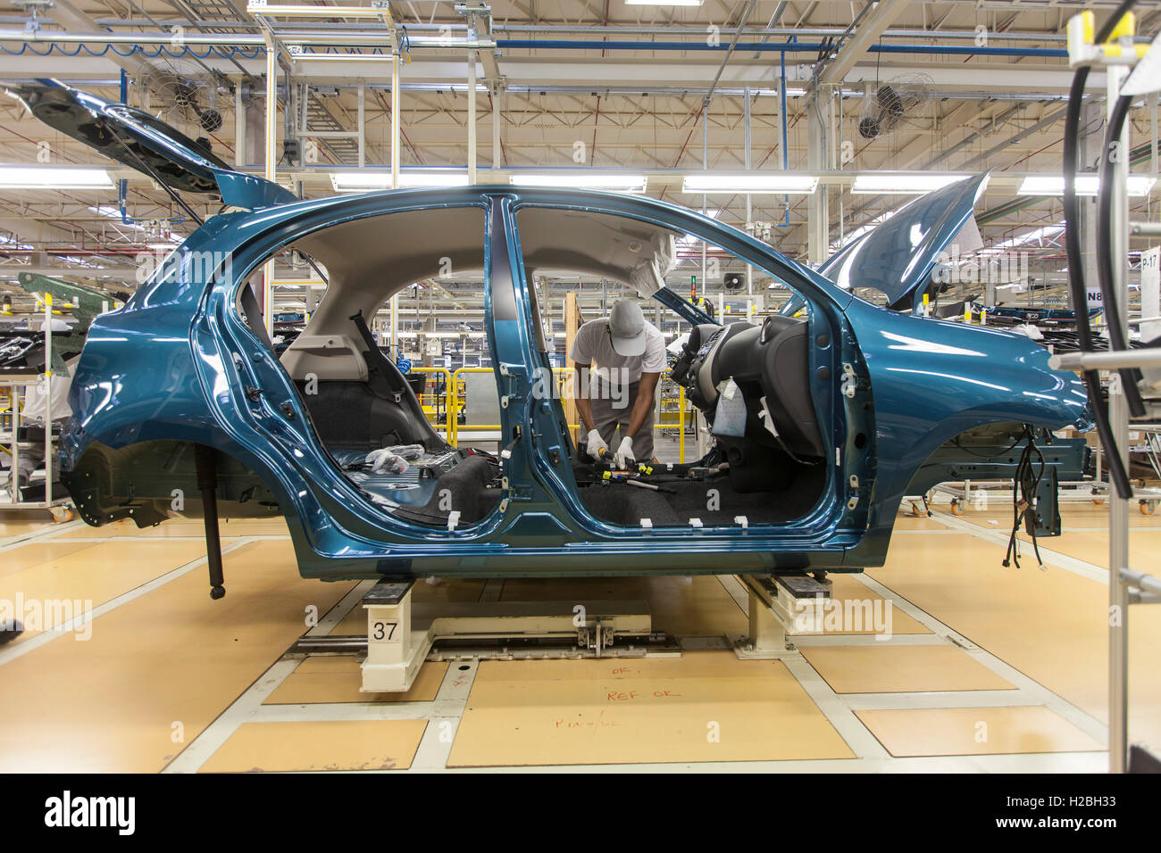 Automobil-Industriearbeiter - Montagelinie bei Nissan Resende-Fabrik in Brasilien. Stockfoto