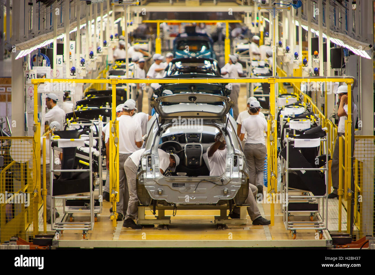 Automobilindustrie blau Arbeiter - Montagelinie bei Nissan Resende-Fabrik in Brasilien. Stockfoto