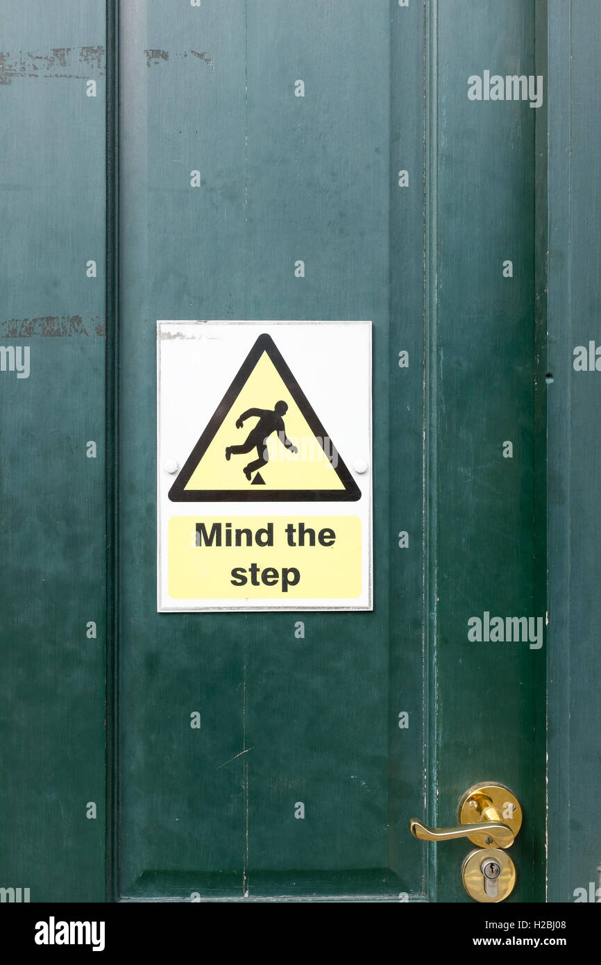Achtung Schild mit der Aufschrift "den Schritt auf eine Holztür dagegen" Stockfoto
