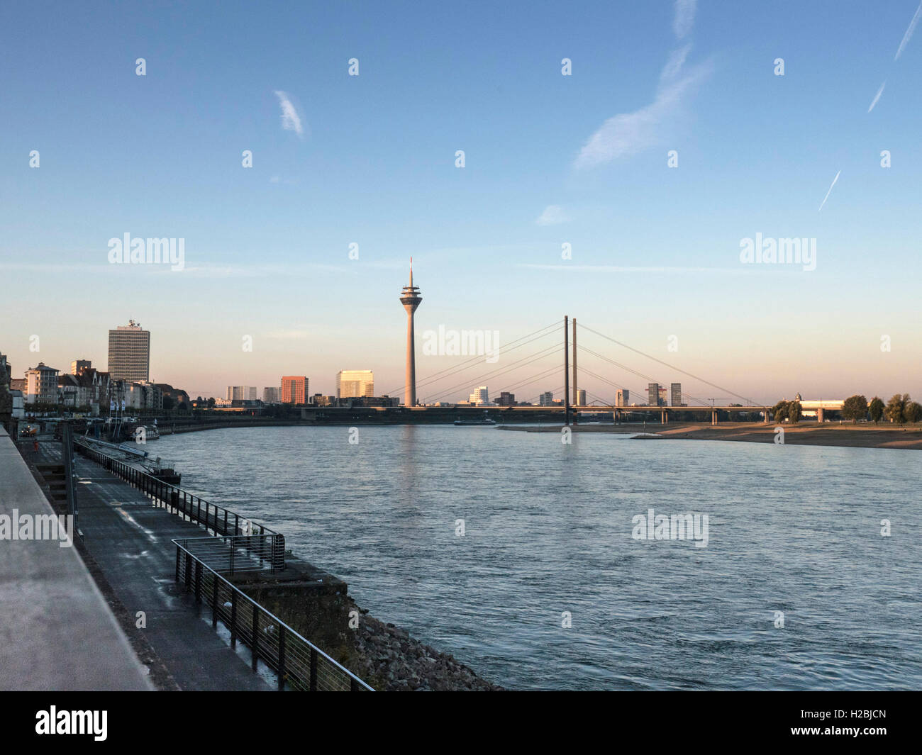 Stadtbild von Düsseldorf, Blick über den Rhein. Stockfoto