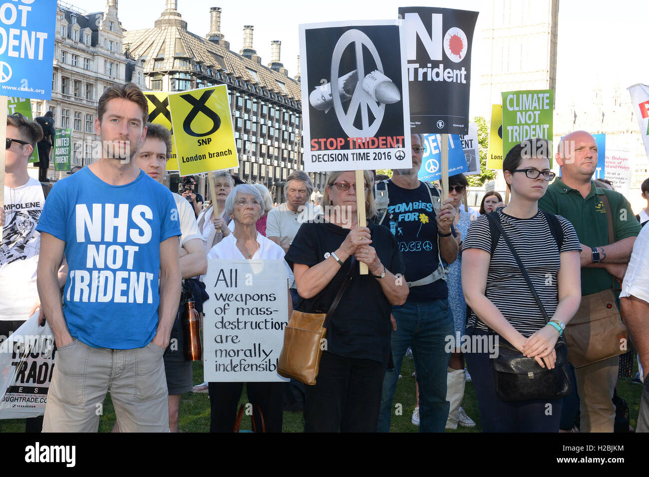 Die Kampagne für nukleare Abrüstung statt einen Anti Trident-Protest in Parliament Square als m/s auf einen Ersatz für die Trident-Atomwaffen-System diskutiert mit: Atmosphäre wo: London, Vereinigtes Königreich bei: 18. Juli 2016 Stockfoto