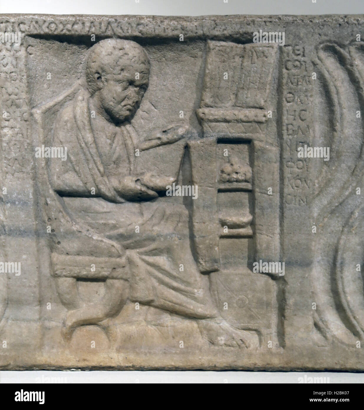 Sarkophag mit einem griechischen Arzt. Marmor. Römische Epoche. Von Ostia (Hafen von Rom), Italien. Geschnitzt. Frühen 300 s. Stockfoto