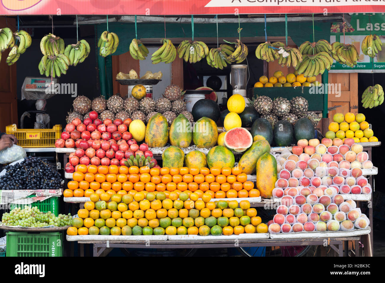 Obst-Anzeige im Shop in Nepal Stockfoto