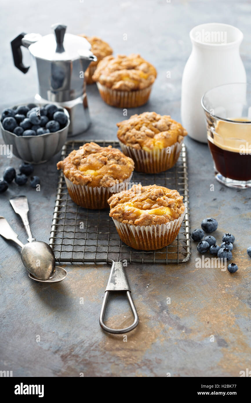 Kürbis-Muffins mit Cheesecake Füllung Stockfoto