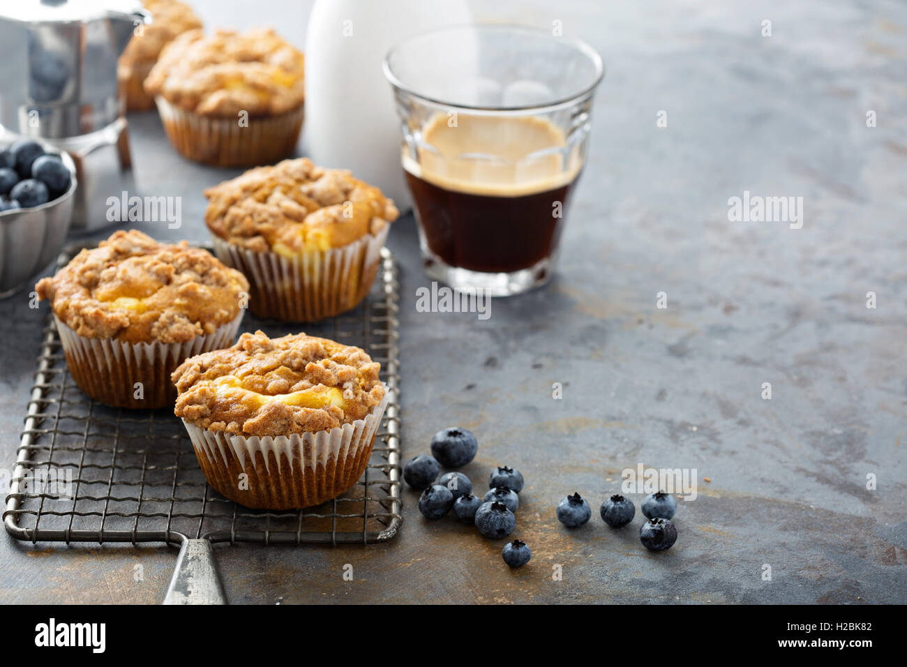 Kürbis-Muffins mit Cheesecake Füllung Stockfoto