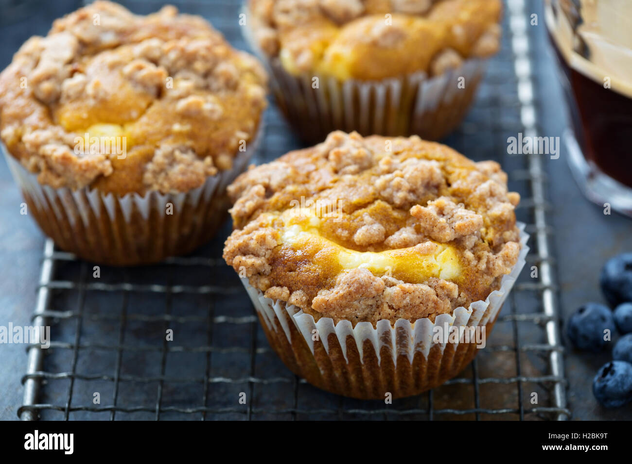 Kürbis-Muffins mit Cheesecake Füllung Stockfoto