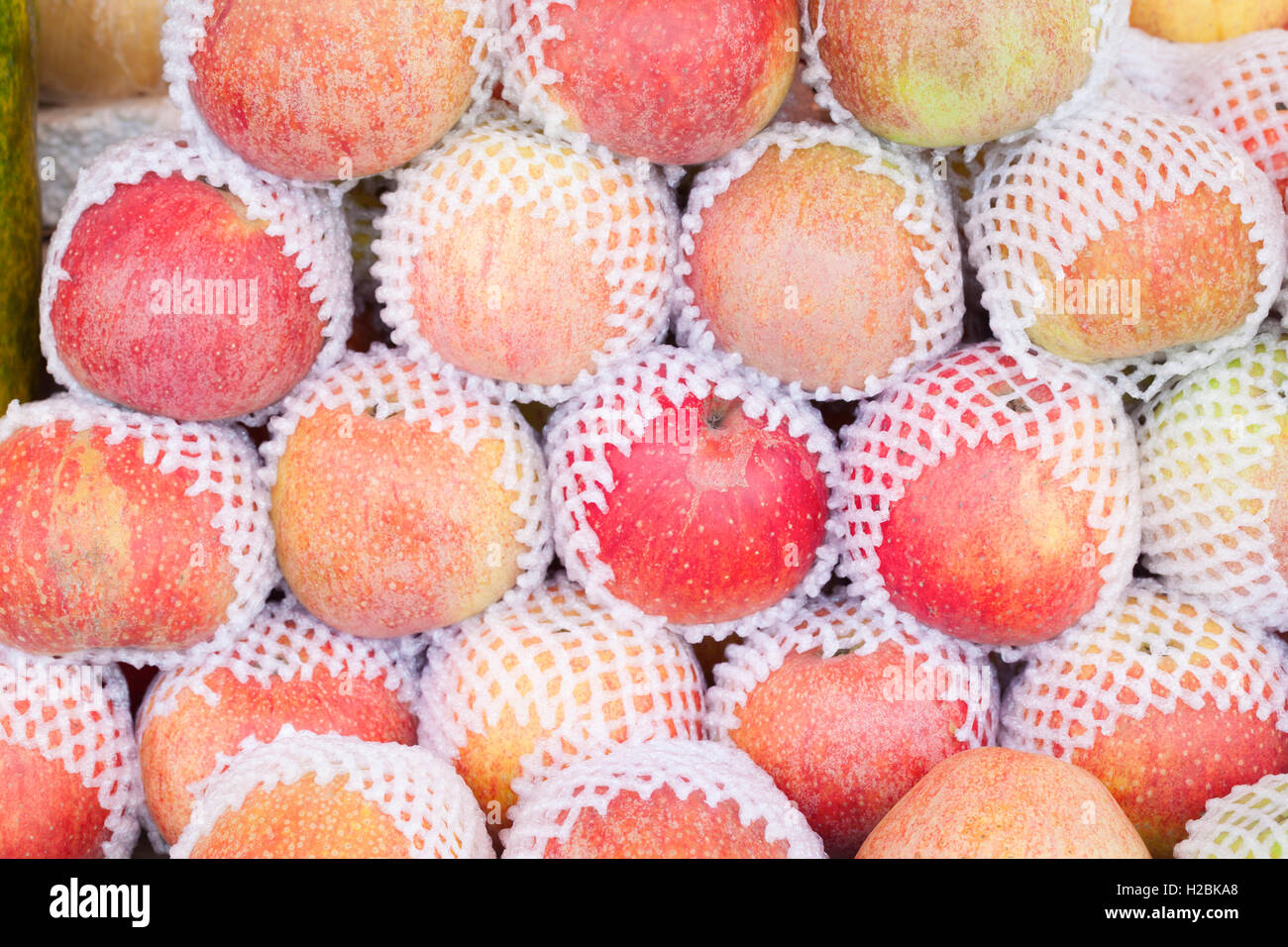 Frische rote Äpfel, Braeburn oder Malus Domestica, auf dem Display auf einem Markt in Nepal Stockfoto
