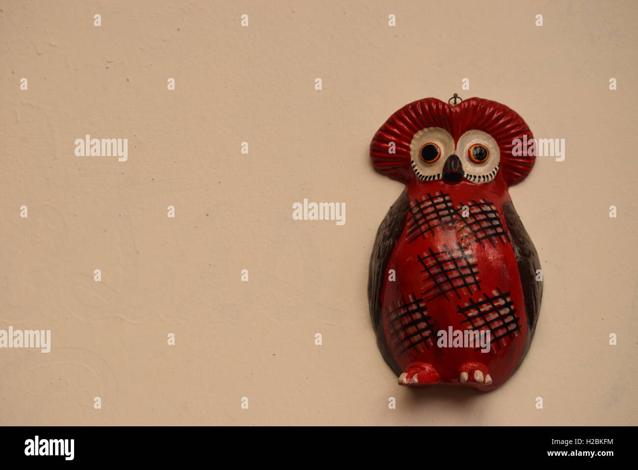 Deko Eule an eine Wand hängen Stockfoto