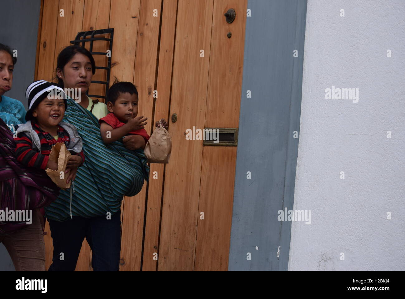 Einheimische junge Mütter tragen ihre Babys auf den Straßen von Antigua, Guatemala Stockfoto