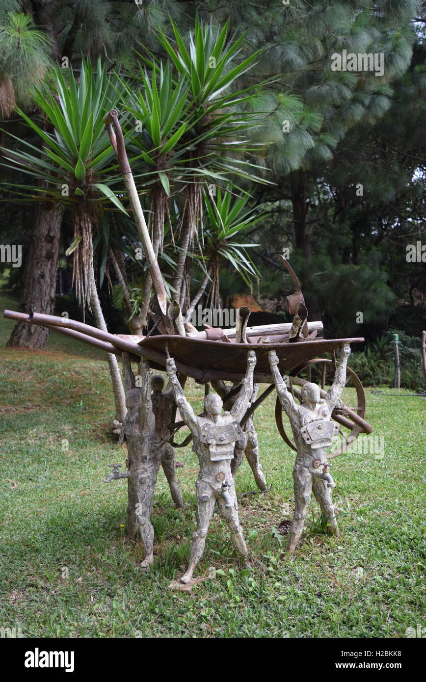 Holz und Stein Skulpturen in einem Garten in Antigua, Guatemala Stockfoto