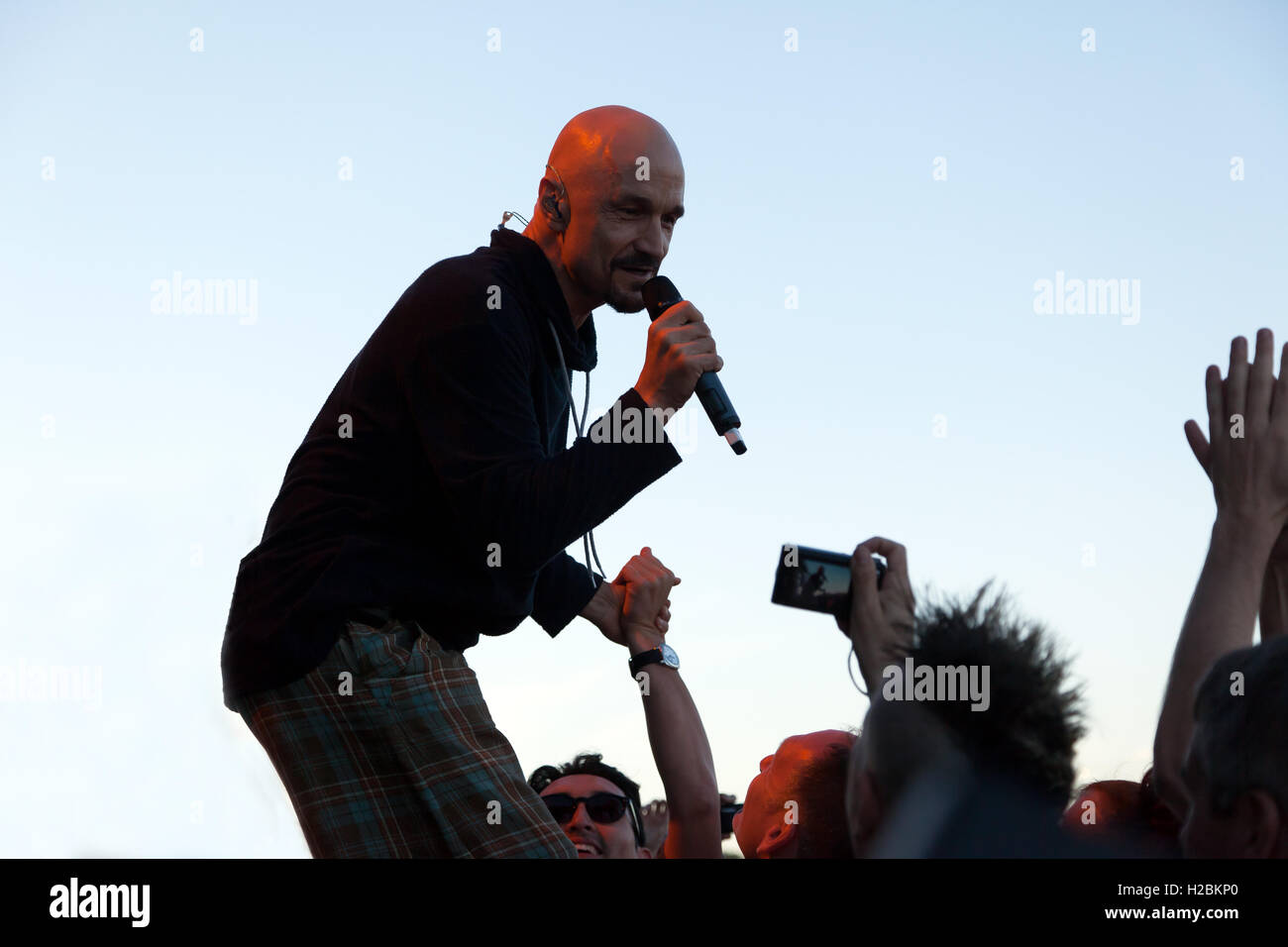 Tim Booth Lead-Sänger von der Band James, Crowd-Surfen während der OnBlackheath Music Festival 2016. Stockfoto