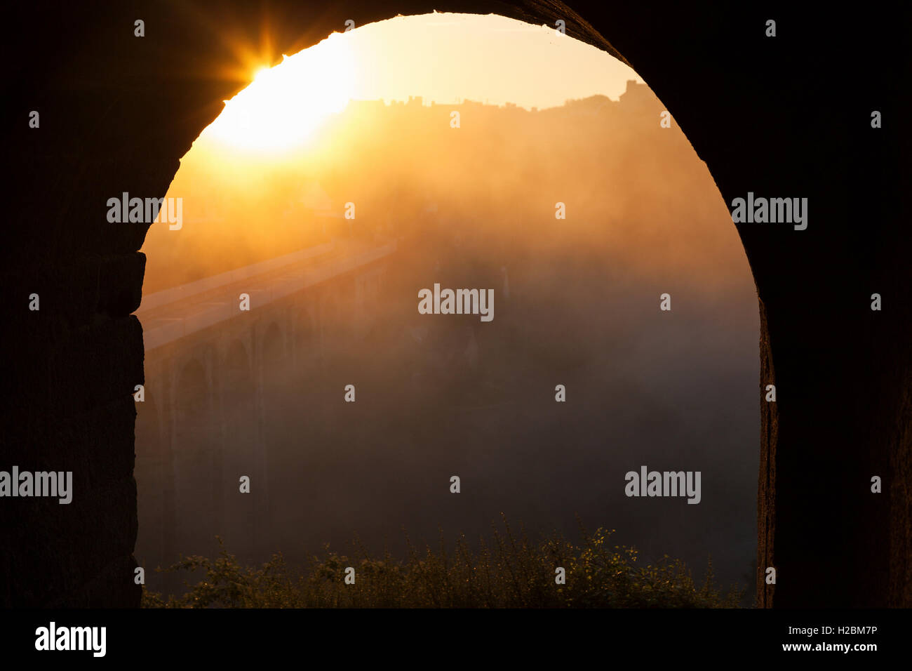 Wunderbaren Sonnenaufgang in Dinan. Dinan, Bretagne, Frankreich Stockfoto