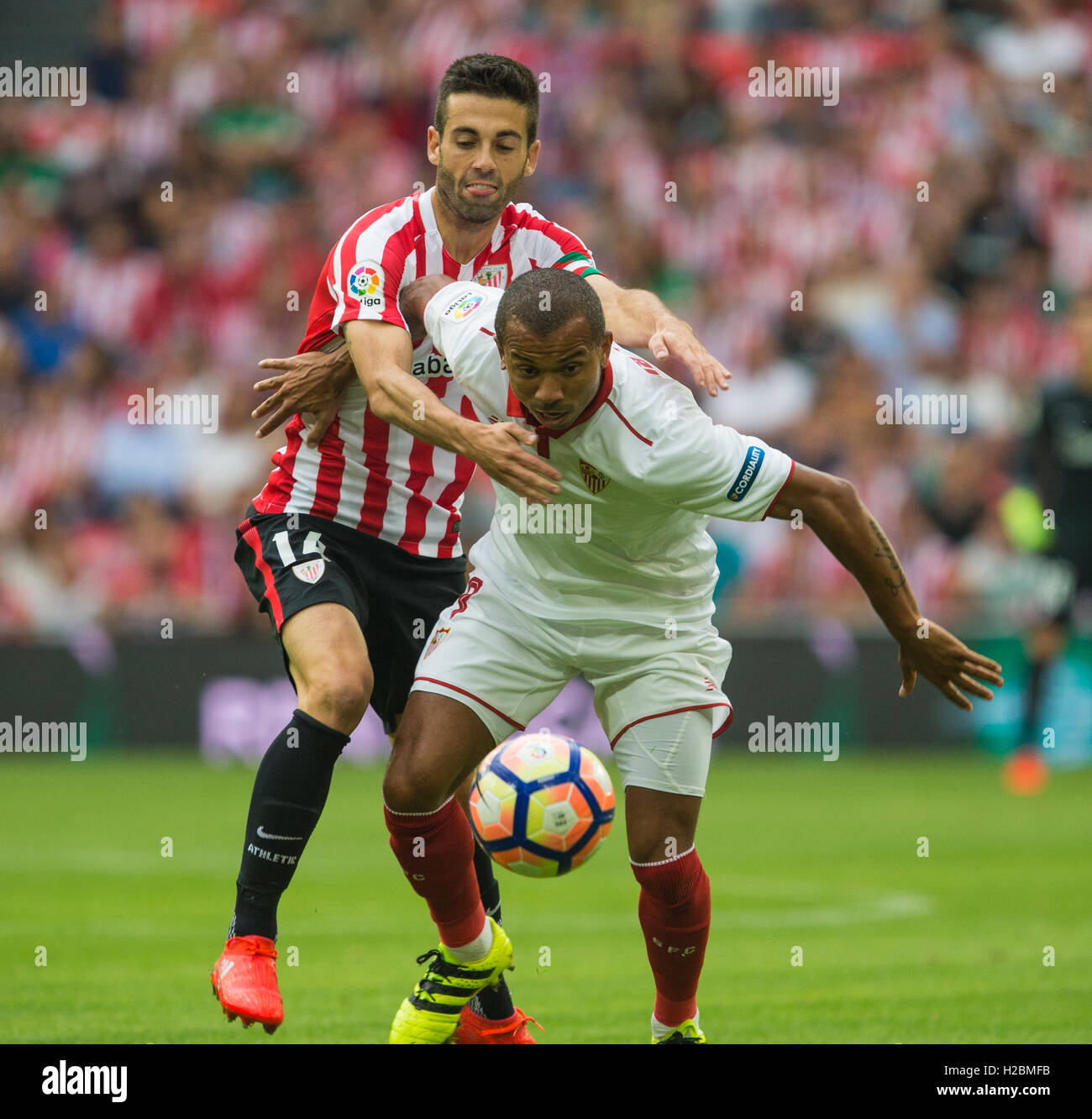 14 Susaeta Streit Kugel, 3 Mariano. Match-Tag 6-Spiel der la Liga Santander 2016-2017 Saison zwischen Athletic Club Bilbao und Sevi Stockfoto