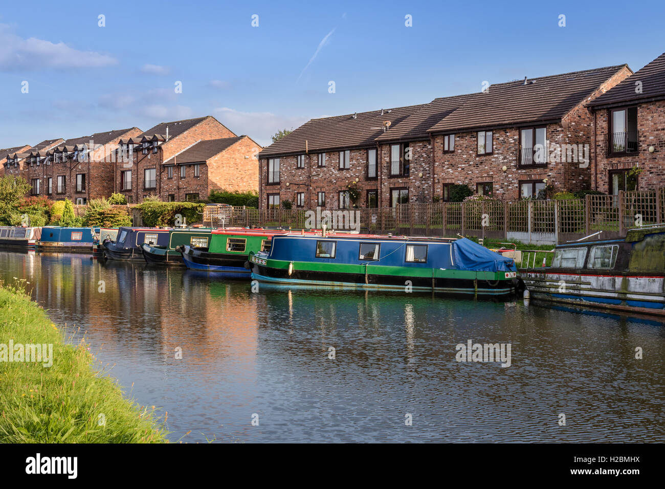 Narrowboats auf dem Bridgewater Kanal in Lymm, Cheshire, UK Stockfoto