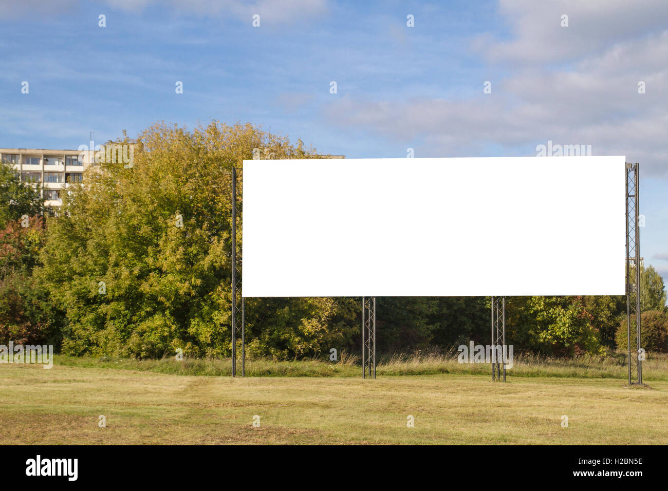 Mock-up. Leeren Plakatwand im Freien, Außenwerbung, öffentlichen Infotafel Stadt unterwegs Stockfoto