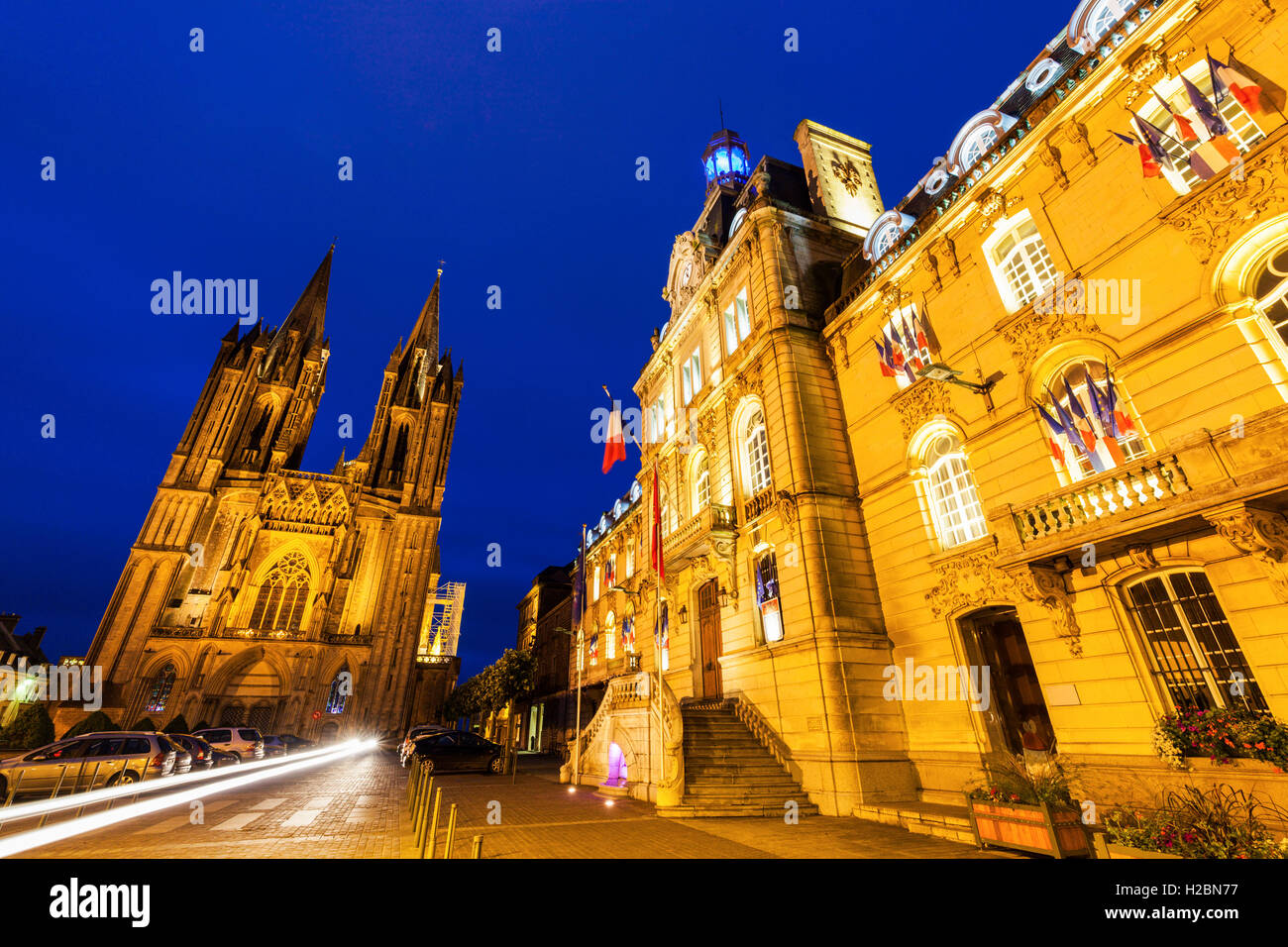 Coutances Kathedrale und Rathaus in der Nacht. Coutances, Normandie, Frankreich Stockfoto