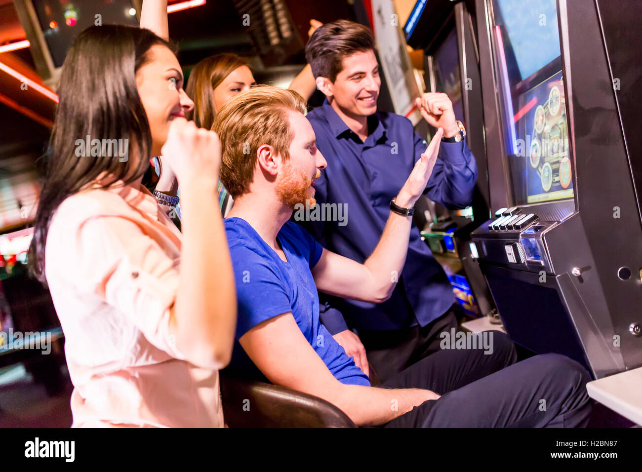 Junge Menschen spielen Jackpot im casino Stockfoto