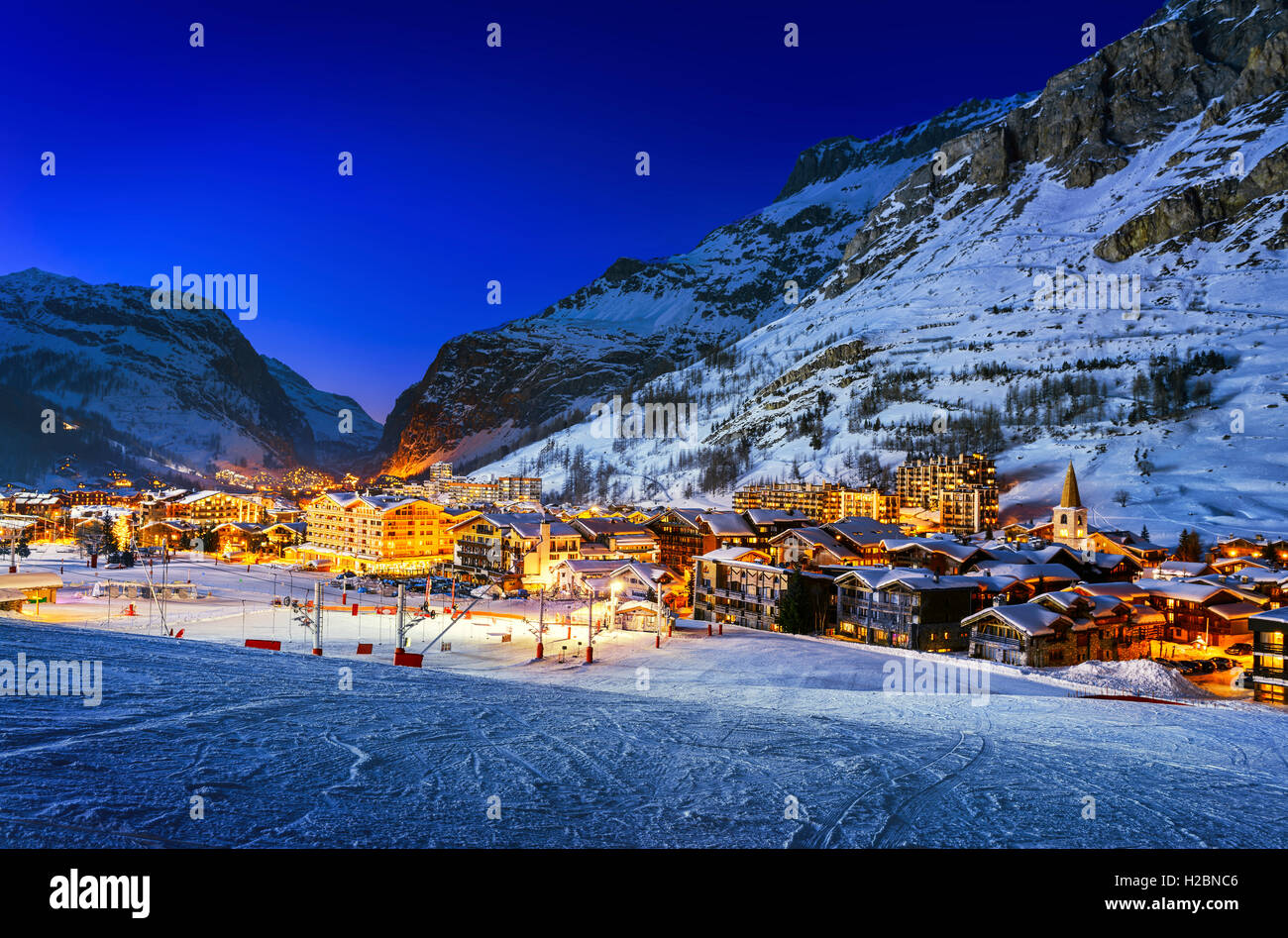 Berühmt und luxuriösen Ort des Val d ' Isère bei Sonnenuntergang, Tarentaise, Alpen, Frankreich Stockfoto
