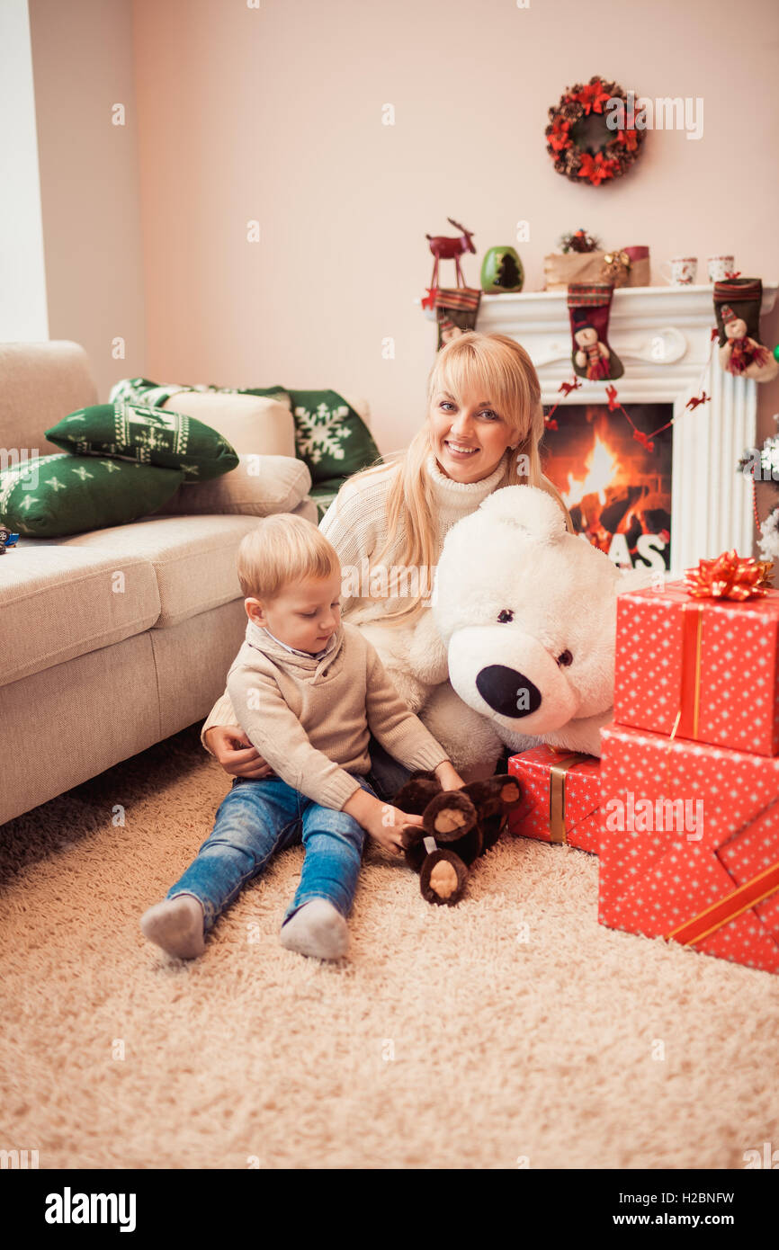 Glückliche Familie in der Weihnachtszeit Stockfoto