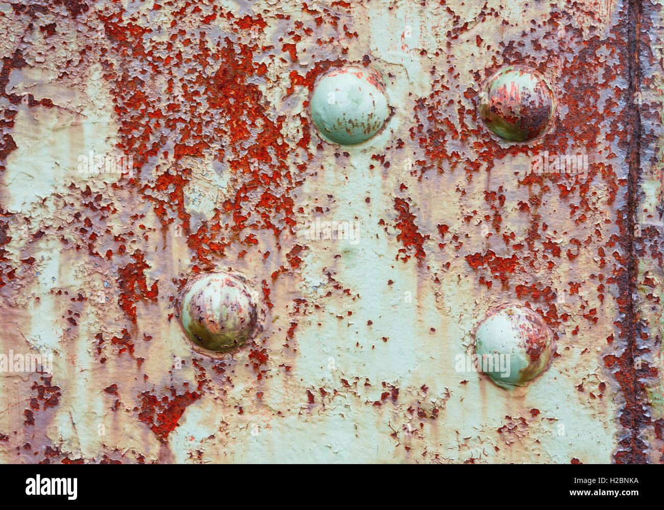Rostige Schrauben auf einem rostigen Eisenplatte, Bestandteil einer Lafette auf Suomenlinna, Helsinki, Finnland Stockfoto