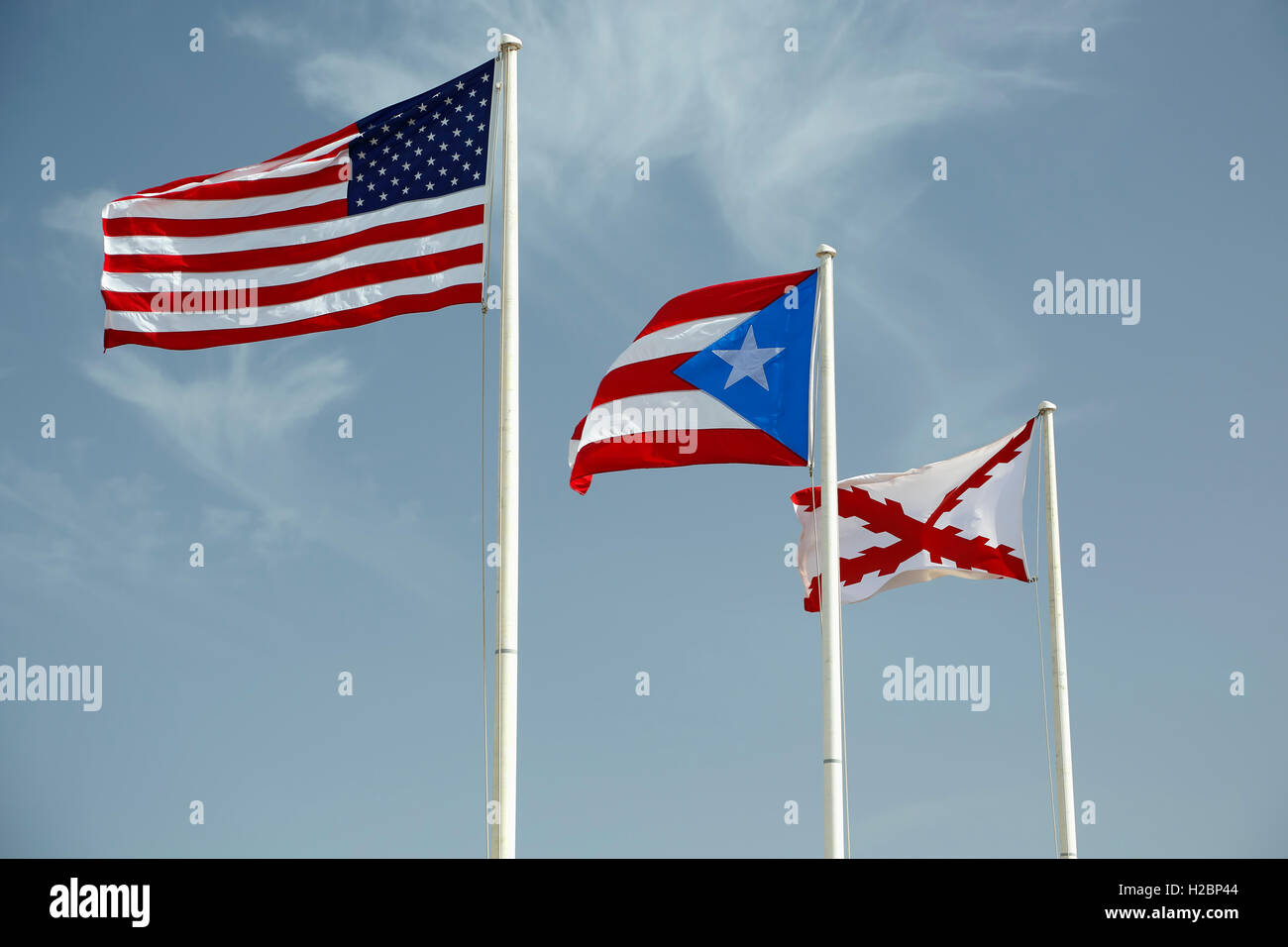 Usa, Puerto Rico und Kreuz von Burgund Fahnen, San Cristóbal, San Juan National Historic Site, Old San Juan, Puerto Rico Stockfoto
