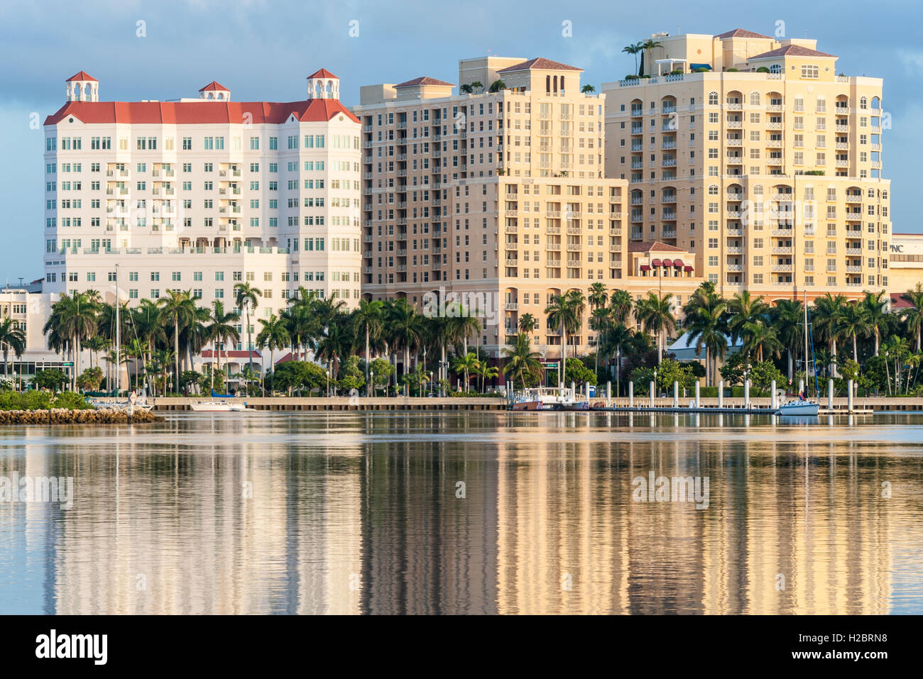 Gebäude am Wasser in der Innenstadt von West Palm Beach, Florida, mit Blick auf den Intracoastal Waterway. (USA) Stockfoto