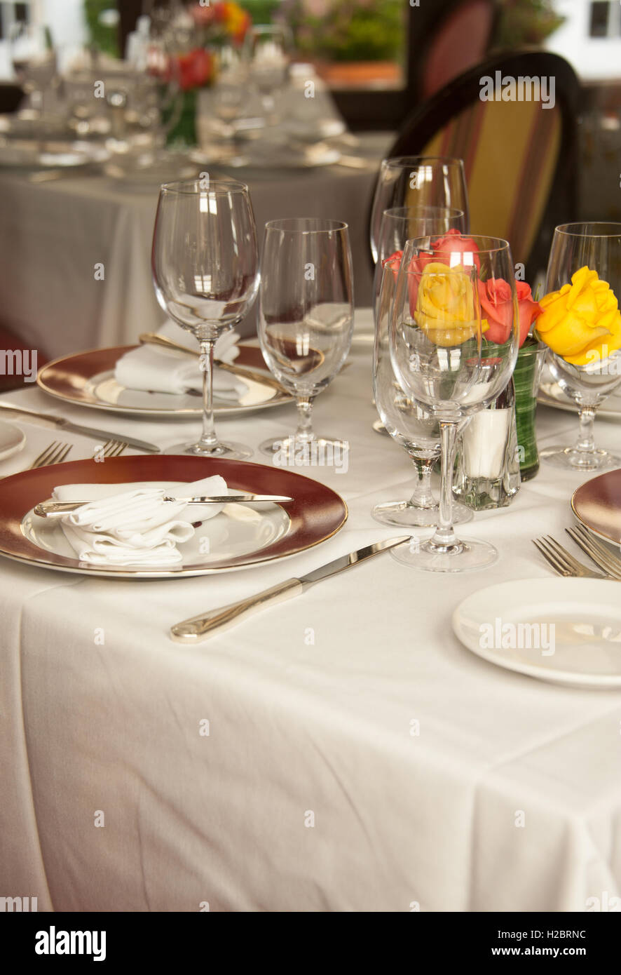 Elegantes Abendessen an Renato, ein gehobenes italienisches Restaurant eingebettet in Via Mizner auf Worth Avenue in Palm Beach, Florida. (USA) Stockfoto