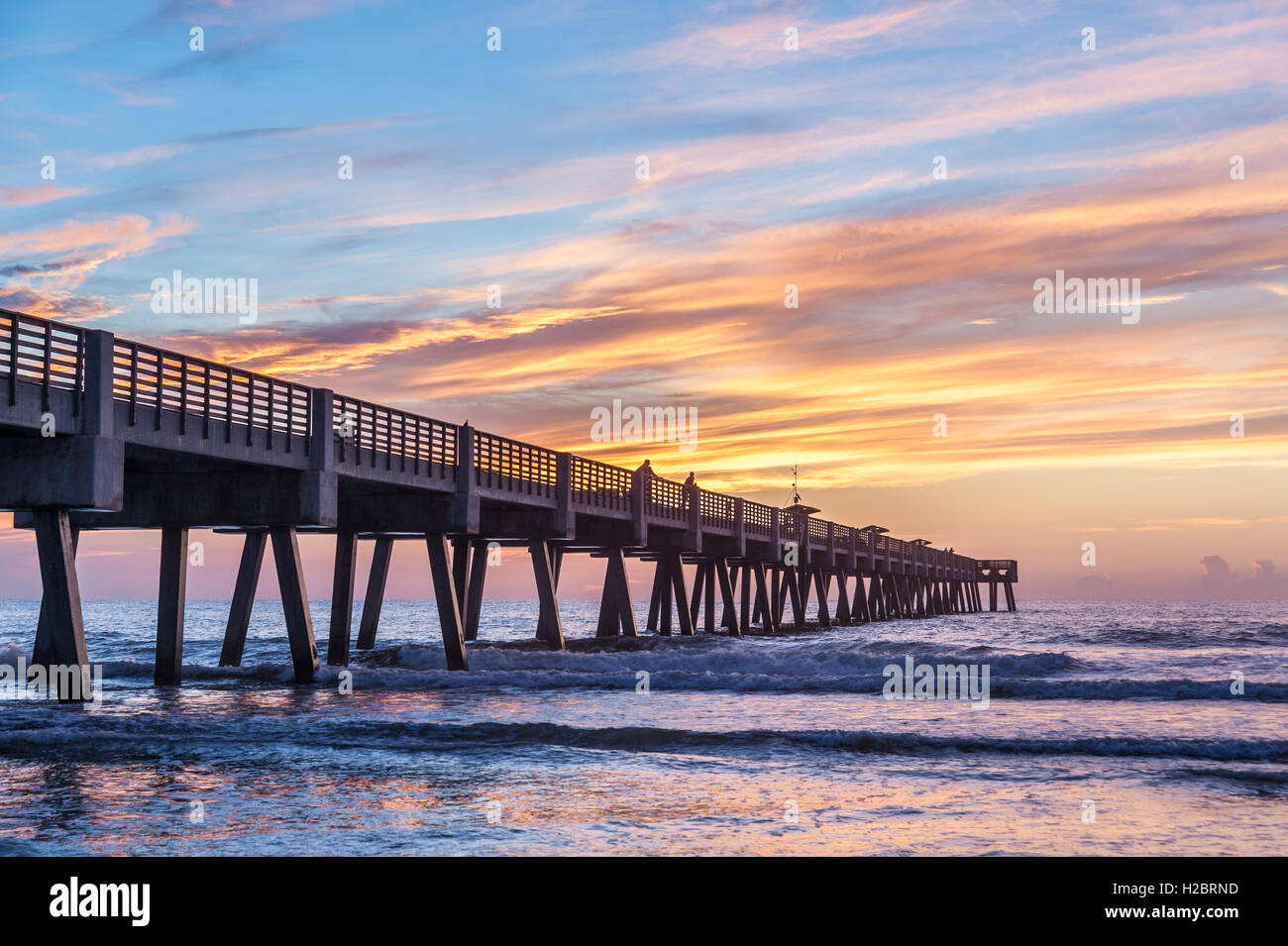 Ein schöner Sonnenaufgang malt den Himmel und das Meer mit lebendigen Farben an der Jacksonville Beach Pier im Nordosten Floridas. (USA) Stockfoto