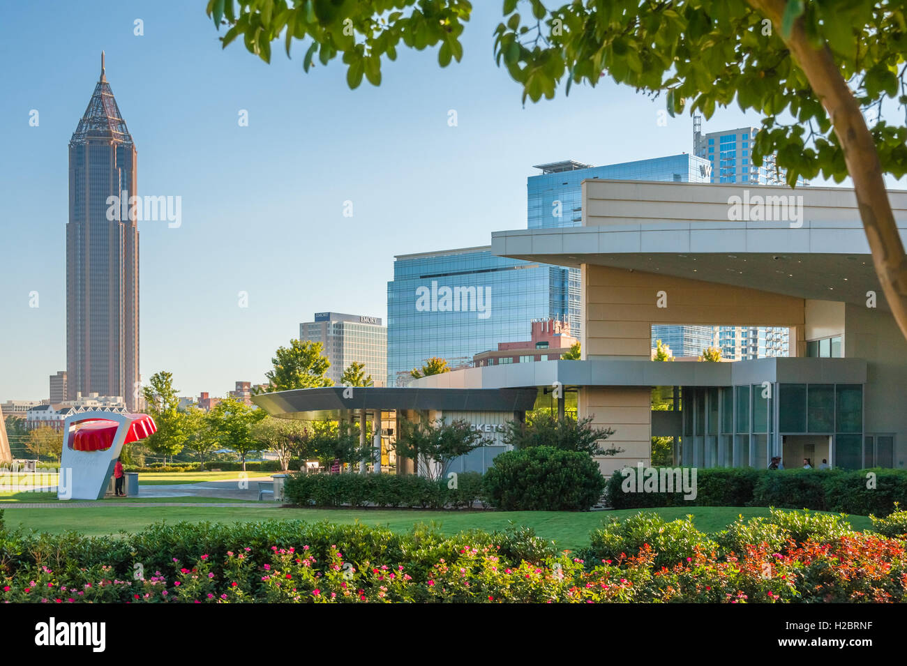 Downtown Atlanta, Georgia, Blick auf das World of Coca-Cola Museum mit Bank of America Plaza, W Hotel und Emory University Hospital. (USA) Stockfoto