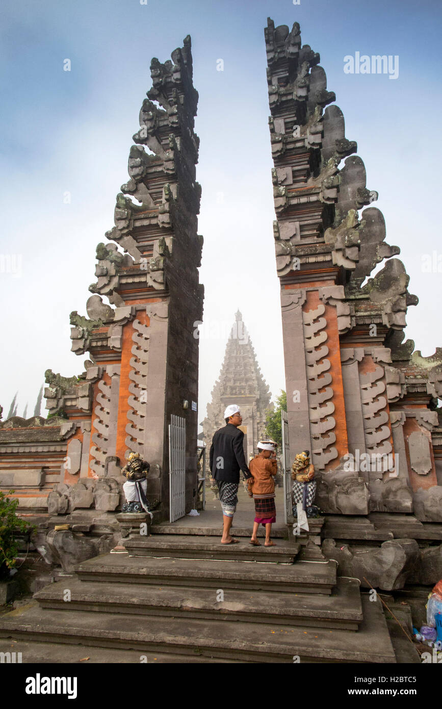 Indonesien, Bali, Batur, Puira Ulun Danu Bratar Tempel, Kuningan, Vater und Sohn Anbeter im Morgennebel Stockfoto