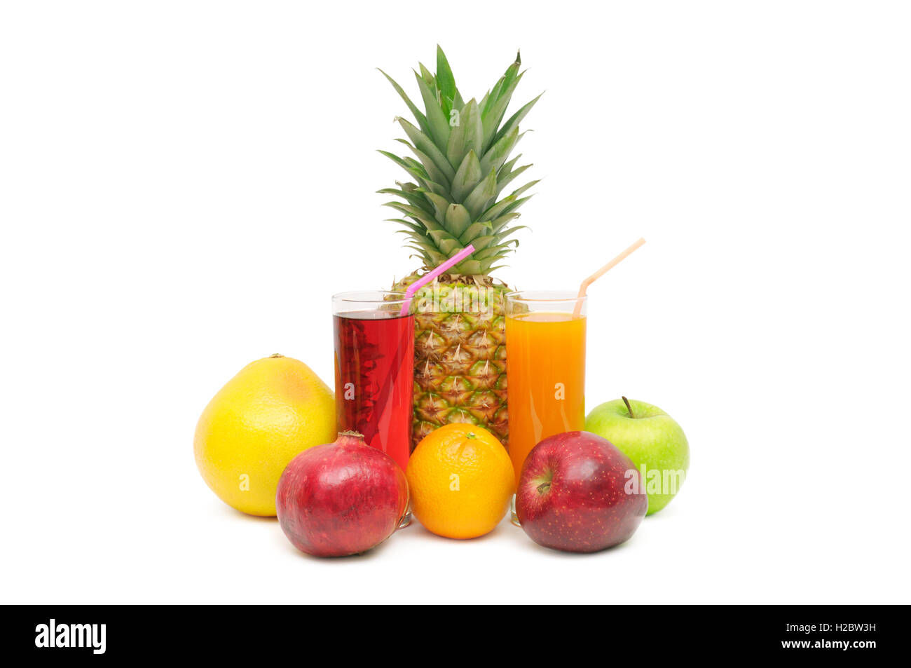 Glas mit Saft und Früchten isoliert auf weißem Hintergrund Stockfoto