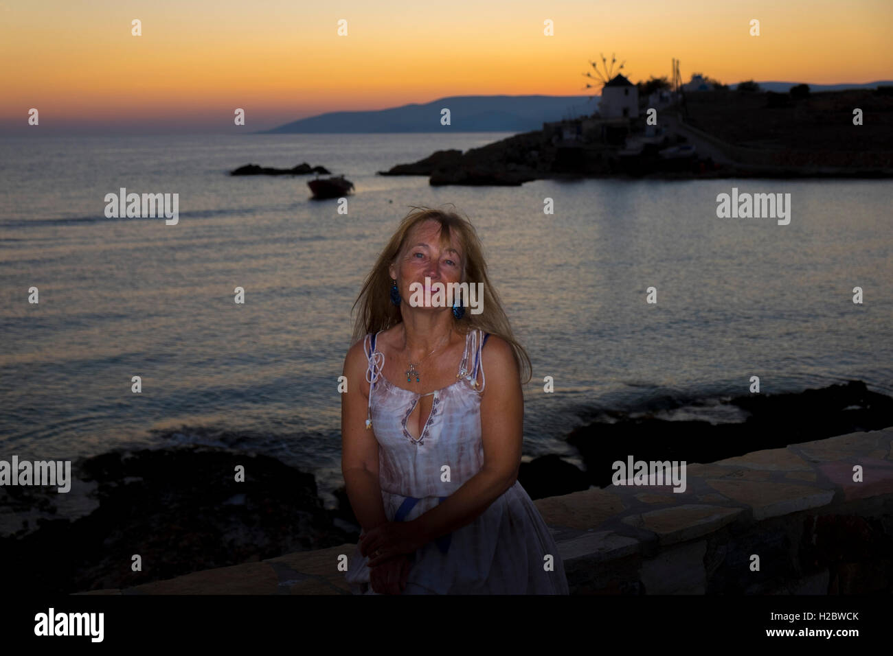 65 Jahre alte Frau in den Urlaub, Insel Koufonisi, Cyclades, Ägäische Inseln, Griechenland, Europa Stockfoto
