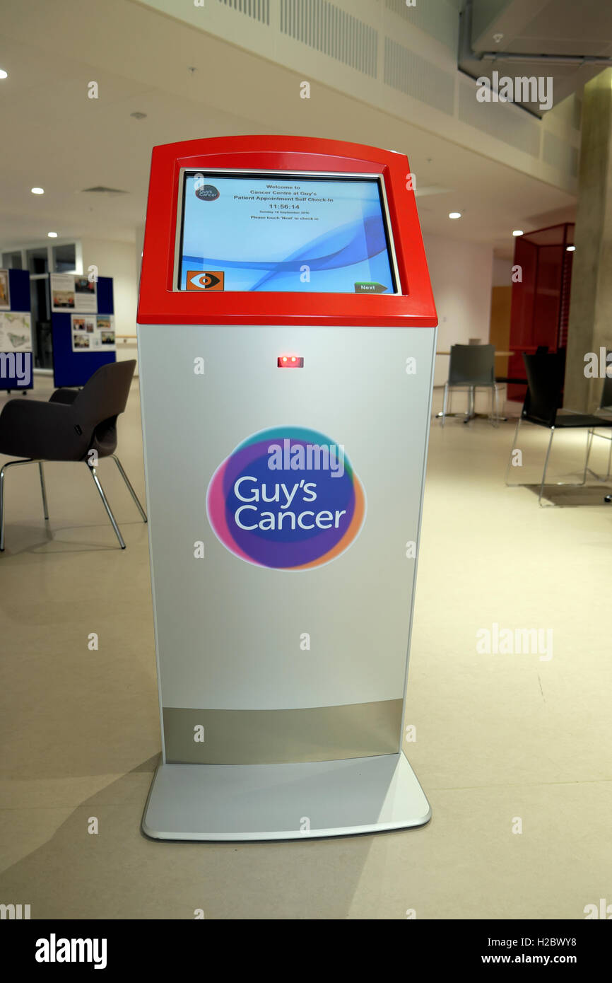 Digital Self Check-In Automaten im Bereich der Rezeption am Guy's Hospital Cancer Center in Southwark London SE1 UK KATHY DEWITT Stockfoto