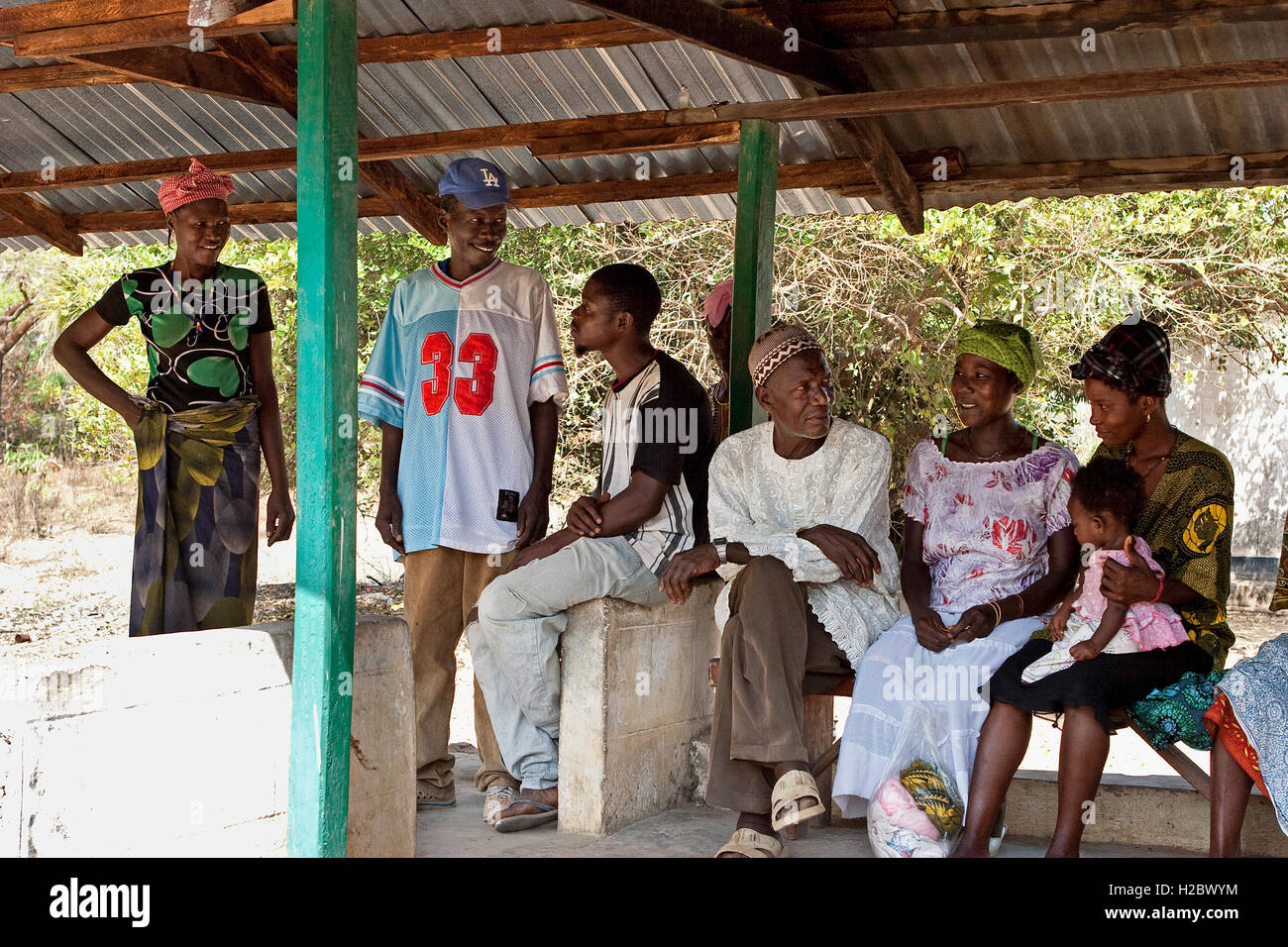 Patienten, Familien und Freunde warten außerhalb Gesundheit Klinik, ein gemeinschaftliches Projekt von Eisenerz in Tonkolili District North Sierra Leone unterstützt. Stockfoto
